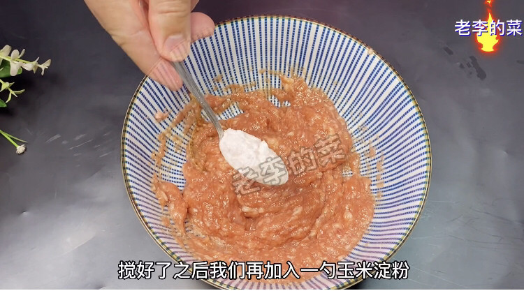 年夜饭寓意菜招财进宝,祝大家新的一年天天招财进宝,放入玉米淀粉搅拌上劲