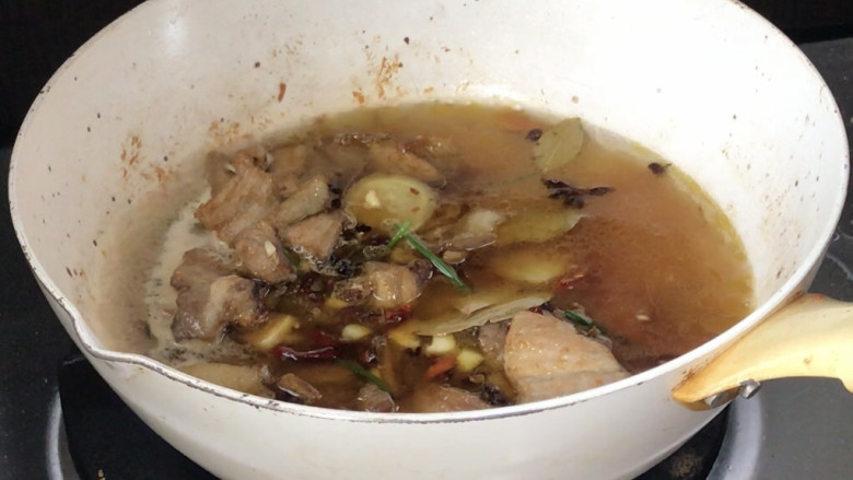 五花肉炖白菜,加入适量温水,煮沸