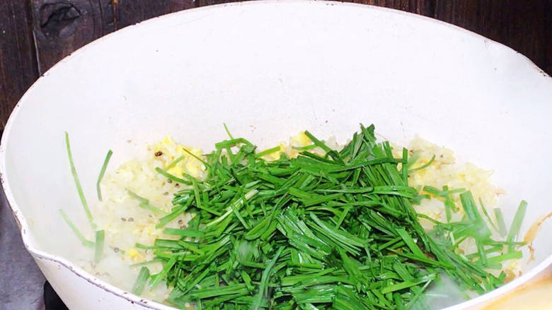 韭菜蛋炒饭,3分钟后打开锅盖,炒匀,放入酸豇豆和韭菜,翻炒均匀