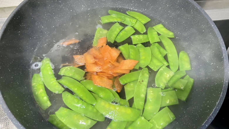 荷兰豆藕片,再加入胡萝卜,焯水半分钟,捞出