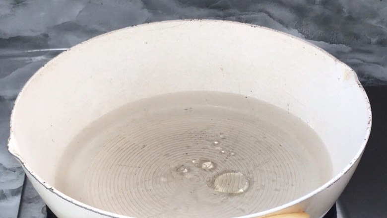 蒜香茭白,起锅烧开水,加入少许盐和油
