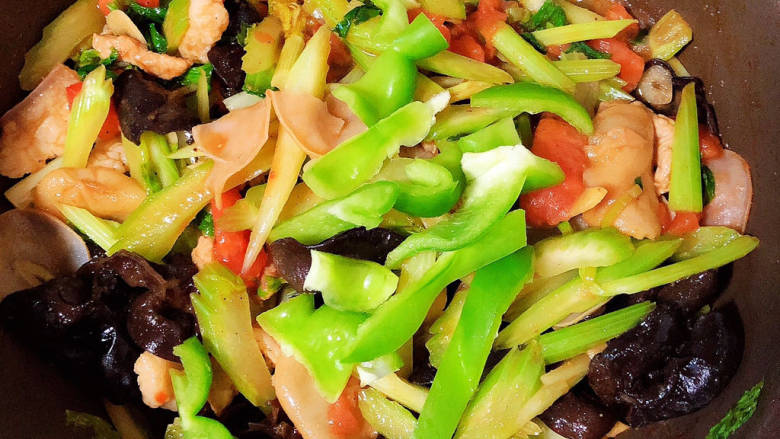 芹菜木耳炒肉丝,放入青椒丝儿。