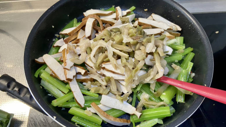 芹菜炒香干➕芹菜榨菜炒香干,加入焯水的榨菜和香干,中火翻炒半分钟