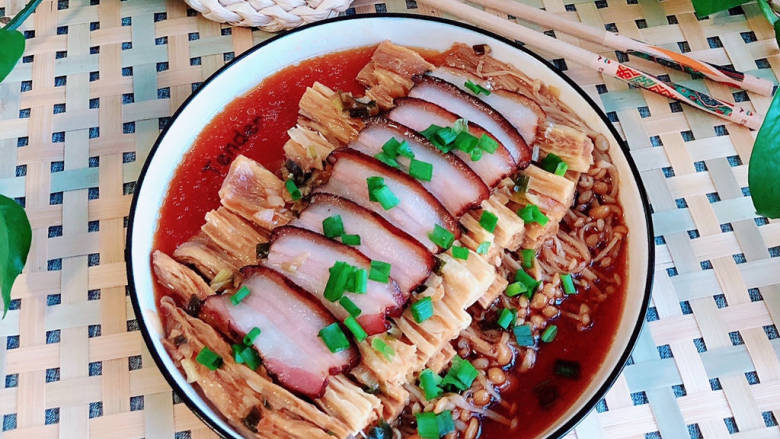 腊肉蒸腐竹,腊肉蒸腐竹就上桌了!