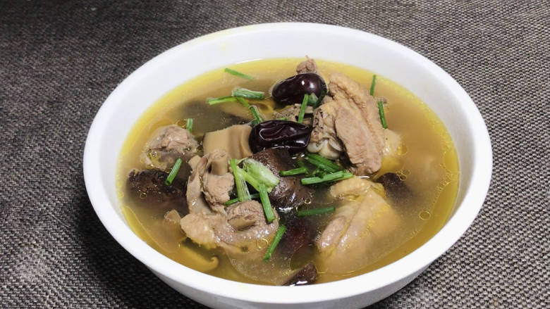 红枣香菇豚汤,出锅装入碗中,撒上香葱