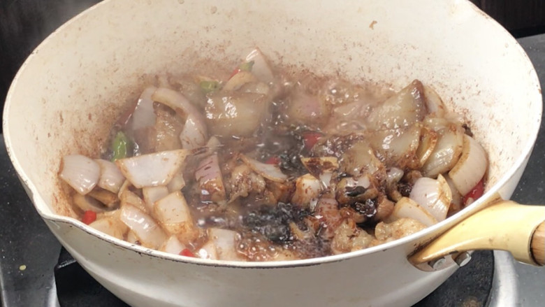 干锅梅干菜,加入<a style='color:red;display:inline-block;' href='/shicai/ 762'>老抽</a>,炒匀上色