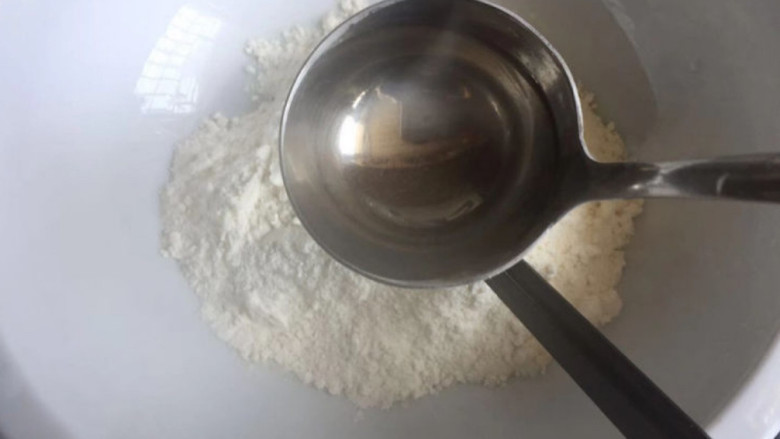 蔬菜肉饼,一边加水一边搅拌