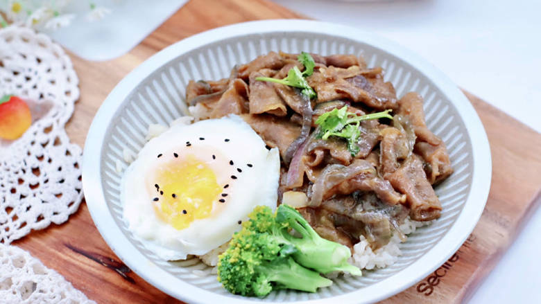 照烧肥牛饭,上面浇上照烧肥牛,加上温泉蛋和烫熟的西兰花。