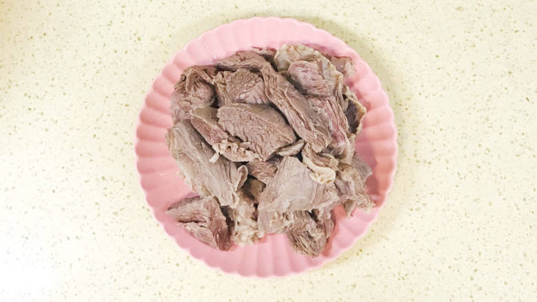 羊肉泡馍,加入锅里,烧开水,焯水去除血水,焯水后温水清洗干净
