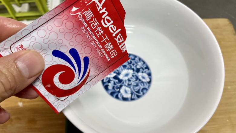 糖酥饼,温水160克,加入2克酵母粉,2克<a style='color:red;display:inline-block;' href='/shicai/ 3729'>白糖</a>化开