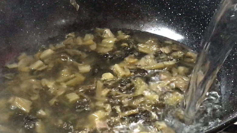 酸汤粉,倒入适量清水,煮沸