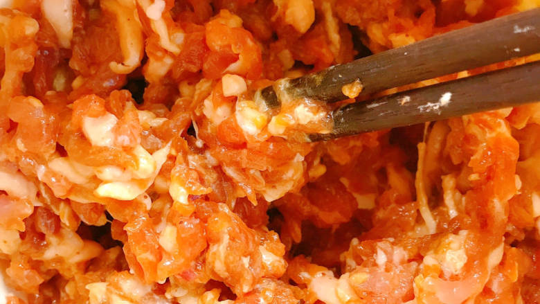 包菜猪肉饺子,搅拌至上劲