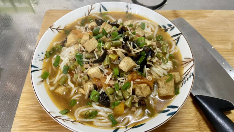 豆腐卤面➕肉末豆腐汤卤面,浇上煮好的豆腐汤卤,撒上葱末即可