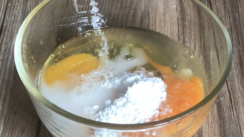 糖醋鸡蛋,加入生粉和15克清水,划打成蛋液
