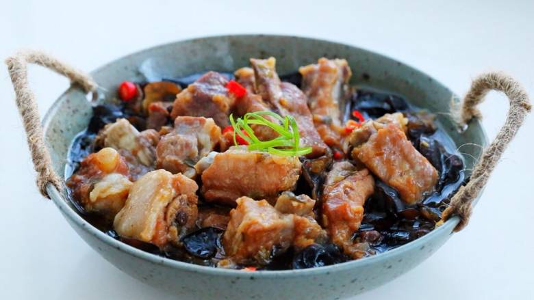 蒜蓉豆豉蒸排骨,取出蒸好的排骨撒上切成小圈的<a style='color:red;display:inline-block;' href='/shicai/ 82'>小米椒</a>,最后放葱丝点缀即可。