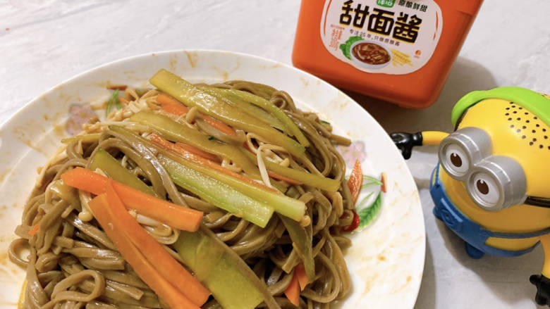 家常拌面,然后拌均匀就ok啦~