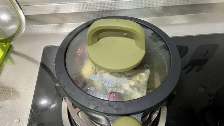 益母草鸡蛋汤,煮开后,加盖小火炖煮30分钟