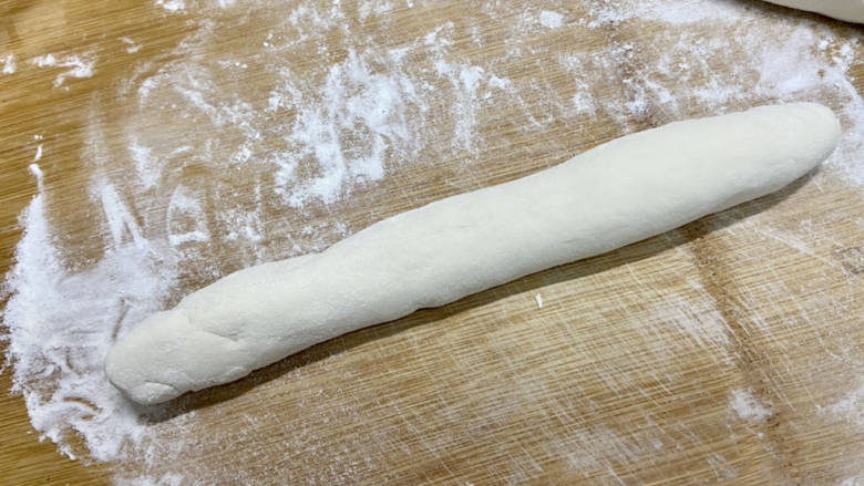 豆腐包子➕麻辣豆腐粉条包,面团揉搓排气,取一半,搓成长条