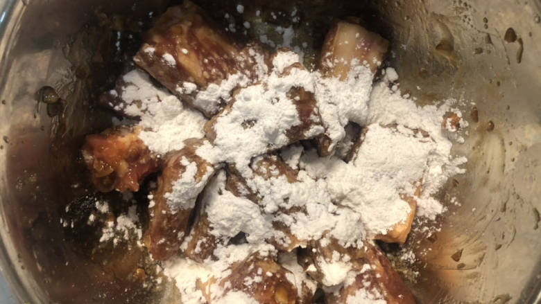 家常蒸排骨,倒入适量淀粉,抓拌均匀。