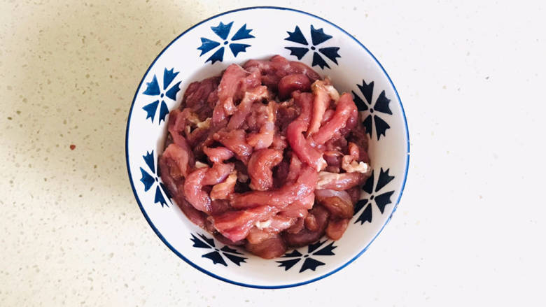豆芽炒肉丝,搅拌均匀,静置腌制入味