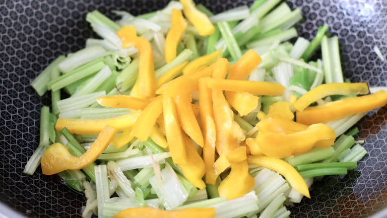 芹菜黄椒龙虾尾小炒,加入黄椒细条。