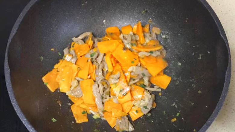 嫩南瓜炒肉丝,翻炒均匀,就可以关火了
