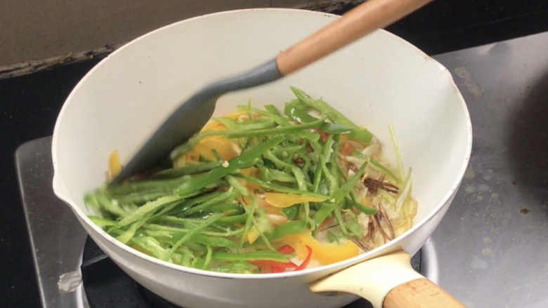 彩椒炒肉丝,放入彩椒丝,炒匀