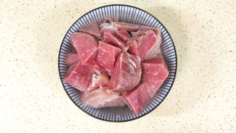 山药胡萝卜炖羊肉,<a style='color:red;display:inline-block;' href='/shicai/ 329'>羊肉</a>切成大块,加水浸泡,去除血水
