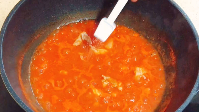 酸汤肉片,迅速打散肉片,加入盐调味