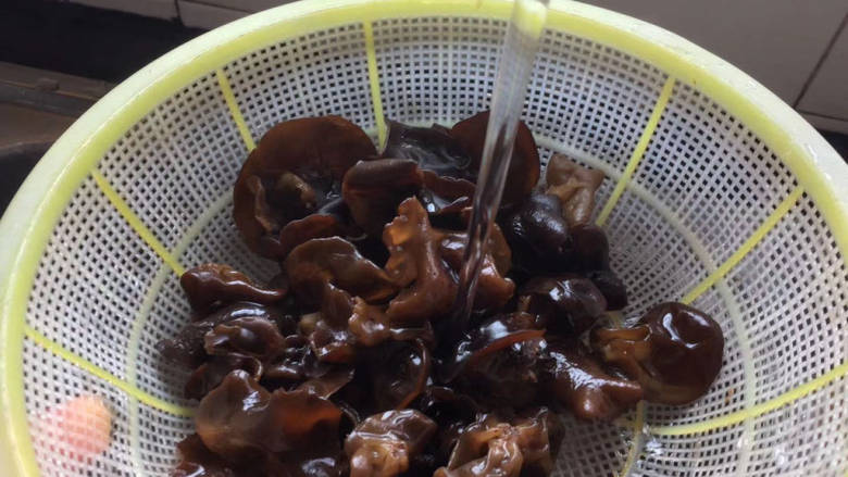 炒三丝,煮好捞出来,过下凉水