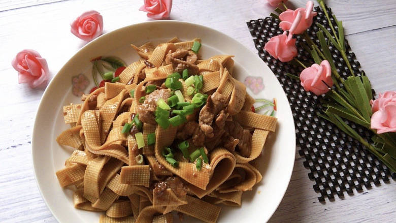千张炒肉丝,翻炒均匀,出锅撒葱花即可