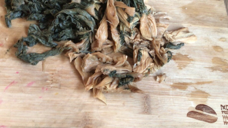 蒜蓉豆豉蒸排骨,泡发的梅干菜洗净,挤干水分,切成小段