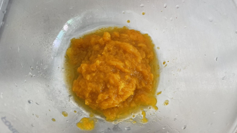 田园南瓜饼,南瓜去皮蒸熟。