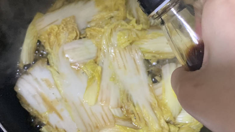 清炒白菜,加入一丢丢醋,可不加。