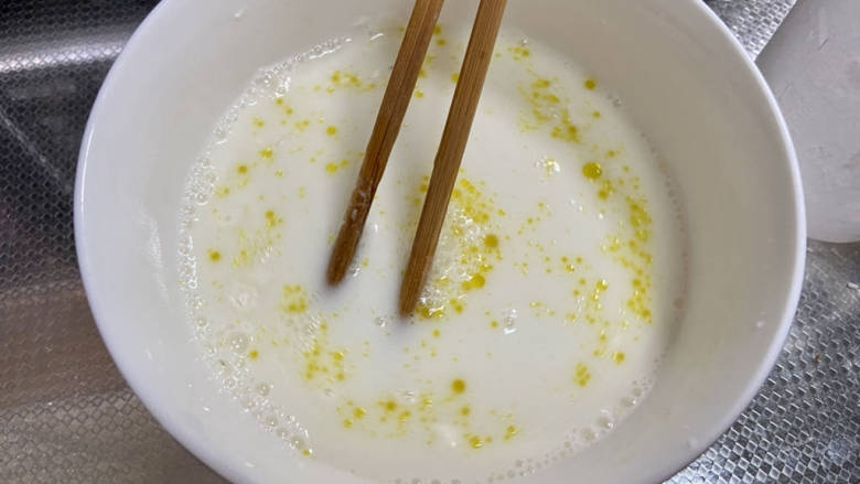 牛肉锅贴➕牛肉芹菜锅贴,准备一个面水:两勺面粉➕一勺生粉,加约十倍的水搅拌均匀,再加几滴食用油即可