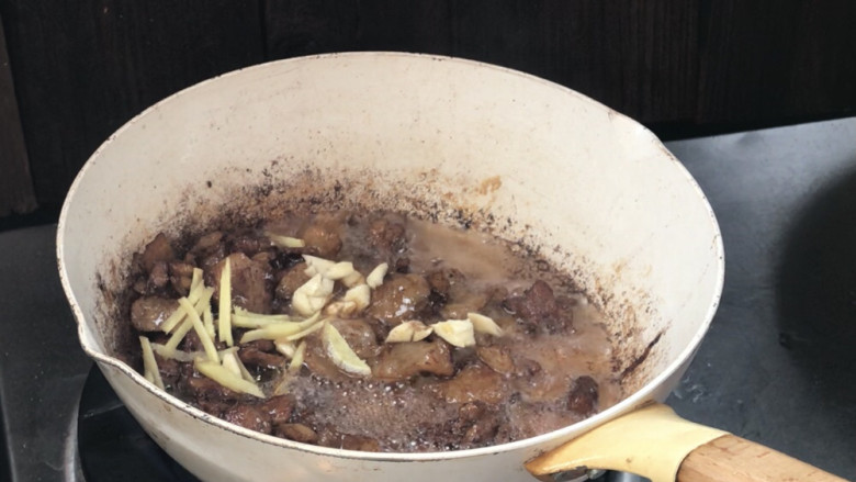 蒜苔五花肉,加入姜蒜,炒香