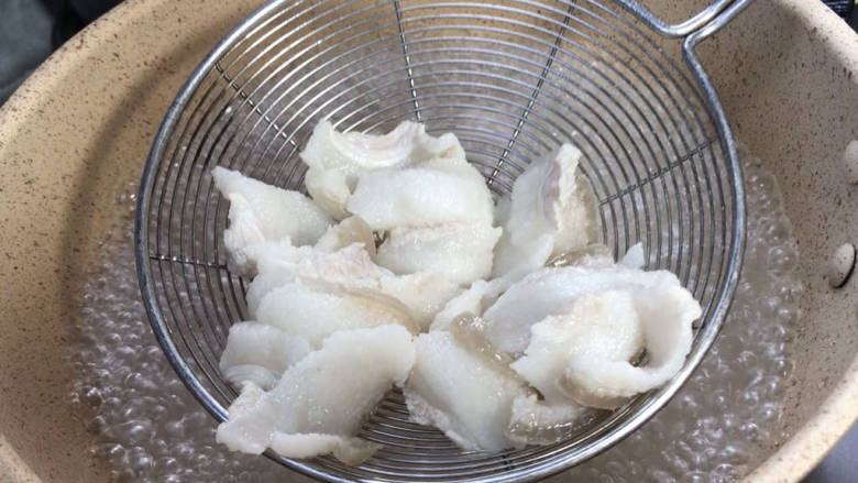 麻辣熏豆干,起锅注入适量清水,放入猪肉煮沸后,捞出备用