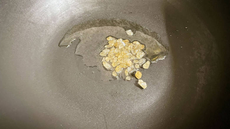 酱焖鸡块,锅中倒入适量的食用油烧热,放入冰糖小火炒至冰糖融化变成焦黄色