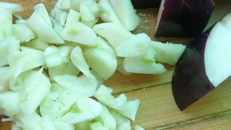 番茄毛豆烧茄子,大蒜去皮后切碎