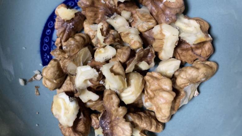 肉桂核桃吐司,核桃去皮取肉。