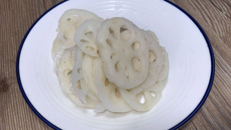 椒麻莲藕,<a style='color:red;display:inline-block;' href='/shicai/ 30'>莲藕</a>去皮洗净后切成薄片,再洗净表面淀粉,沥水备用