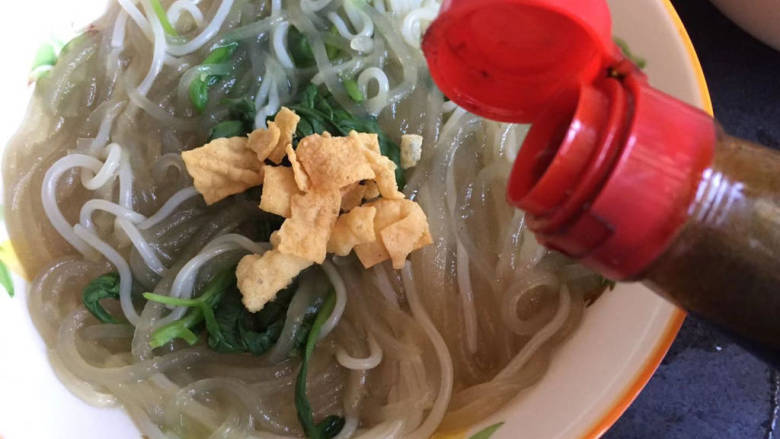 酸爽青菜粉,加入少许<a style='color:red;display:inline-block;' href='/shicai/ 788'>生抽</a>，醋