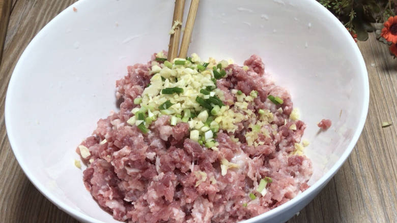 梅干菜猪肉馅饺子,放入肉末中,加入<a style='color:red;display:inline-block;' href='/shicai/ 718'>料酒</a>