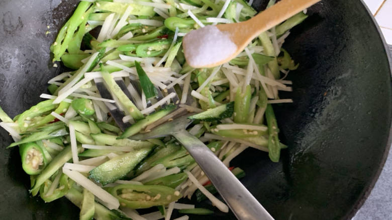黄瓜炒土豆丝,加入适量盐