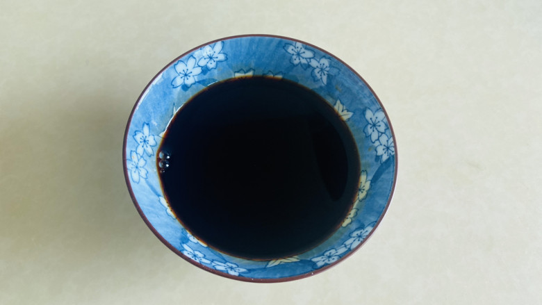 酱闷鲫鱼,碗中加入1勺<a style='color:red;display:inline-block;' href='/shicai/ 762'>老抽</a>、<a style='color:red;display:inline-block;' href='/shicai/ 788'>生抽</a>、<a style='color:red;display:inline-block;' href='/shicai/ 721'>蚝油</a>、<a style='color:red;display:inline-block;' href='/shicai/ 718'>料酒</a>、<a style='color:red;display:inline-block;' href='/shicai/ 768'>香醋</a>，少许白糖、盐、生粉拌匀备用