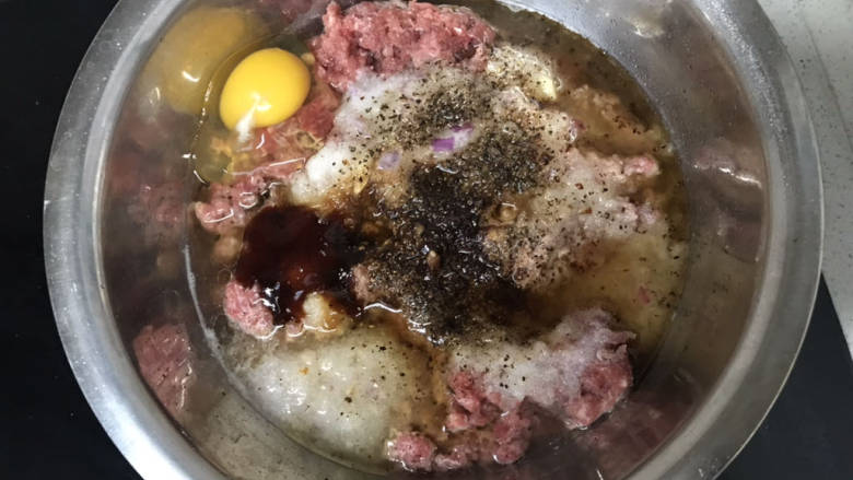 牛肉锅贴,打一颗生鸡蛋进去,这样牛肉馅口感比较嫩滑;