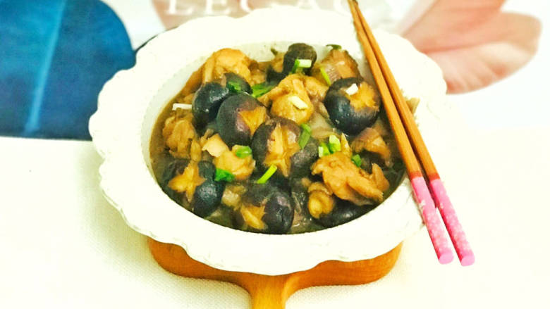 家常鸡块,装盘后,撒入葱花装饰,美味的家常鸡块就做好了