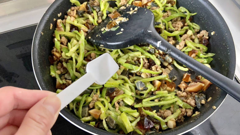 皮蛋炒青椒,尝下咸淡,根据自己口味添加少许食盐,翻炒定味