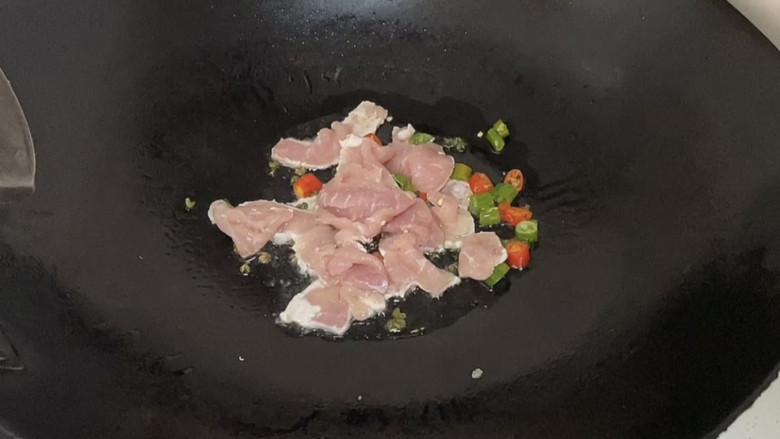 黄瓜炒肉片,再倒入里脊肉片