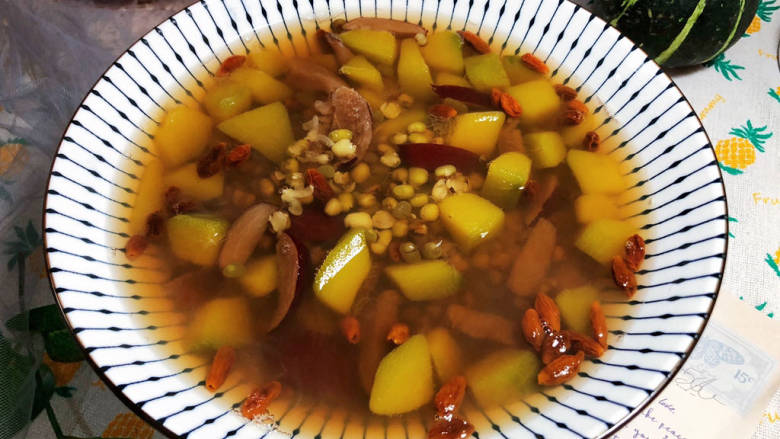 绿豆南瓜粥➕绿豆红枣南瓜粥,成品,这道粥做法简单,香甜清火,很适合夏日食用,喜欢的小可爱一起来试试吧😄